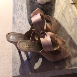 Zigs Soho women’s dress sandals adjustable bow tie with strap. Sexy ladies 7 1/2